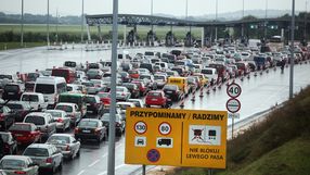 kolejka samochodów przed bramkami na autostradzie