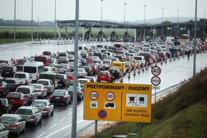 kolejka samochodów przed bramkami na autostradzie