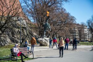 ludzie wokół pomnika smoka wawelskiego w Krakowie