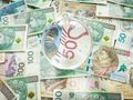 szklana kula na pieniądzach