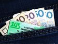 legitymacja emeryta i pieniądze w kieszeni spodni