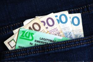 legitymacja emeryta i pieniądze w kieszeni spodni