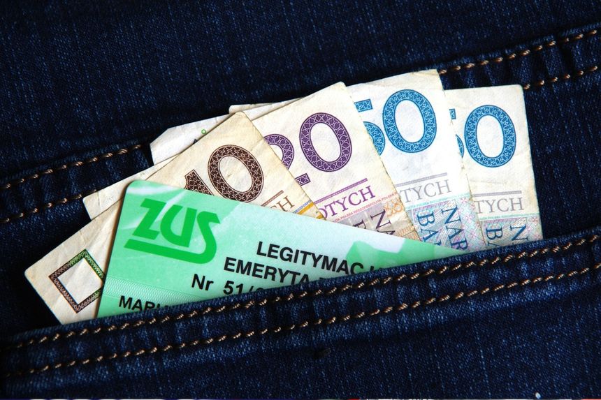 legitymacja emeryta i pieniądze w kieszeni spodni