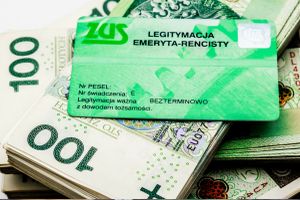 legitymacja emeryta i pieniądze