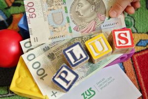 800 zł, koperta z logo ZUS i napis "plus" z klocków