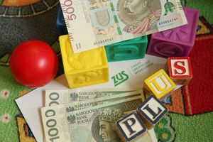 800 zł, klocki i koperta z logo ZUS