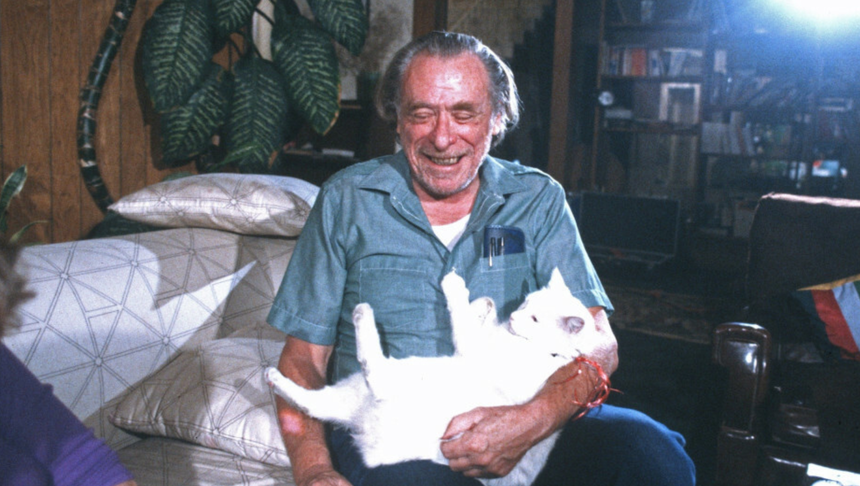 Charles Bukowski z kotem na kolanach