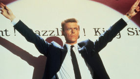 David Bowie w garniturze 