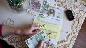 obieta na emeryturze, pieniadze i rachunki za prad, wode, ubezpieczenie mieszkania, a takze podatki od nieruchomosci.