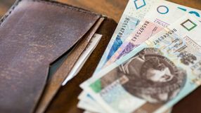 pieniądze wyjęte z portfela