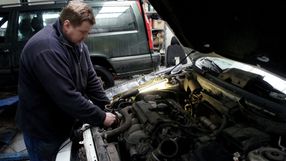 mechanik samochodowy sprawdzający silnik