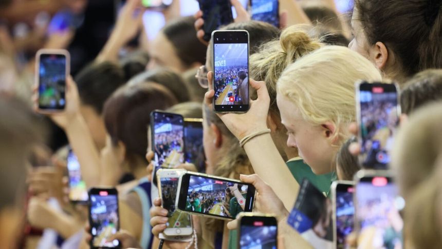 Dzieci z telefonami