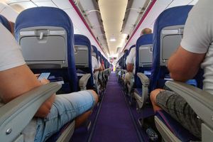 Pasażerowie w samolocie tanich linii lotniczych