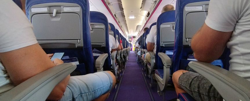 Pasażerowie w samolocie tanich linii lotniczych