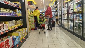 Biedronka, klient z wózkiem robi zakupy