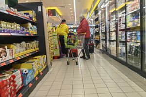 Biedronka, klient z wózkiem robi zakupy
