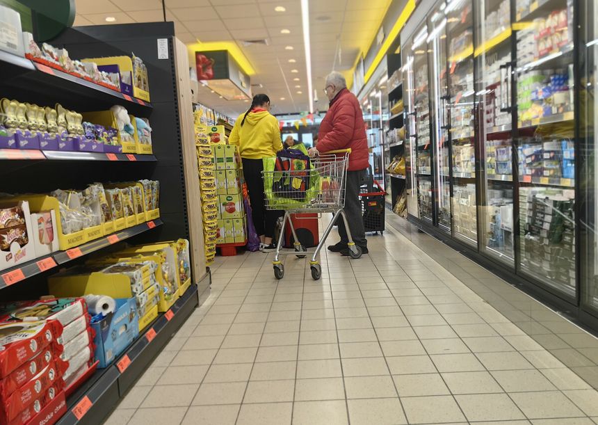 Biedronka, klient z wózkiem robi zakupy