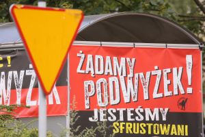 transparent żądający podwyżek płac