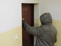 człowiek puka do drzwi