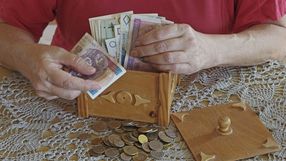 emerytka licząca pieniądze