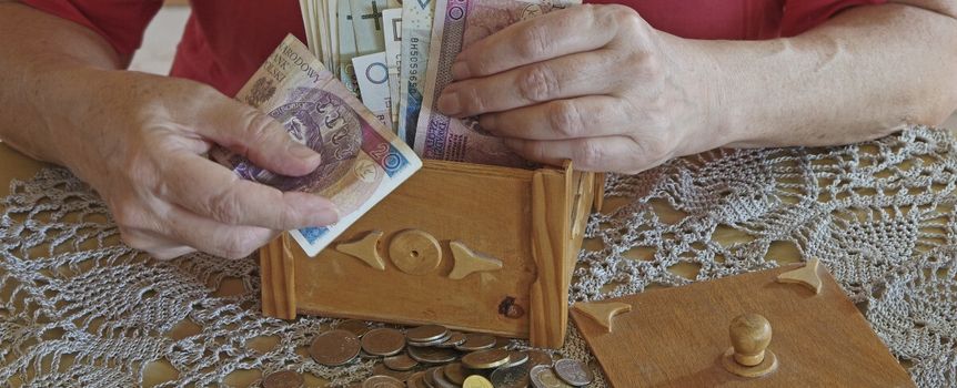 emerytka licząca pieniądze