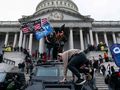 Zwolennicy prezydenta USA Donalda Trumpa protestują przed Kapitolem w Waszyngtonie, 6 stycznia 2021 r.