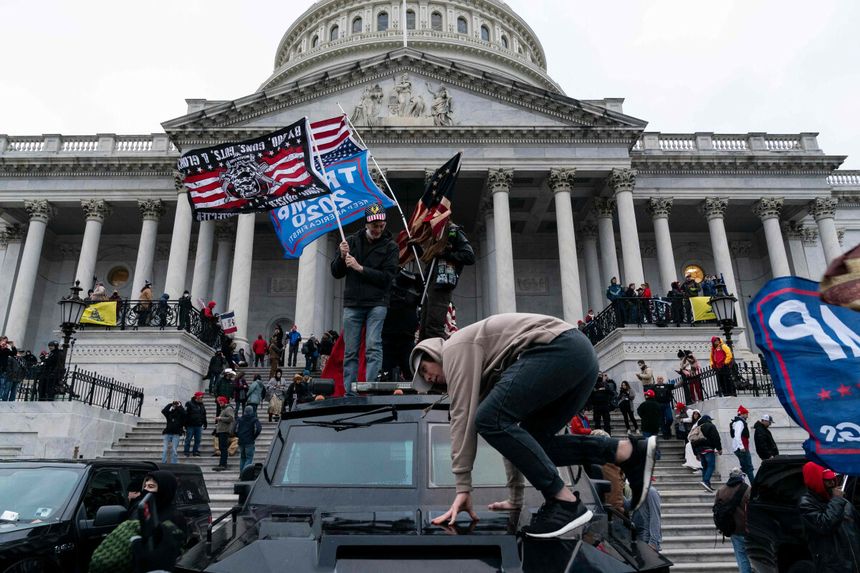 Zwolennicy prezydenta USA Donalda Trumpa protestują przed Kapitolem w Waszyngtonie, 6 stycznia 2021 r.