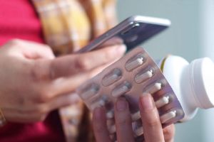 Eksperci ostrzegają przed receptomatami. Polacy nadużywają antybiotyków