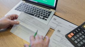 pisma od ZUS i komputer