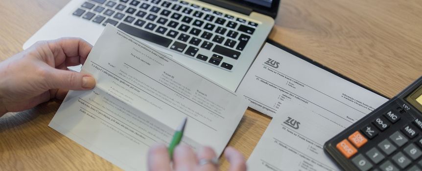 pisma od ZUS i komputer