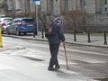 Senior na przejściu dla pieszych