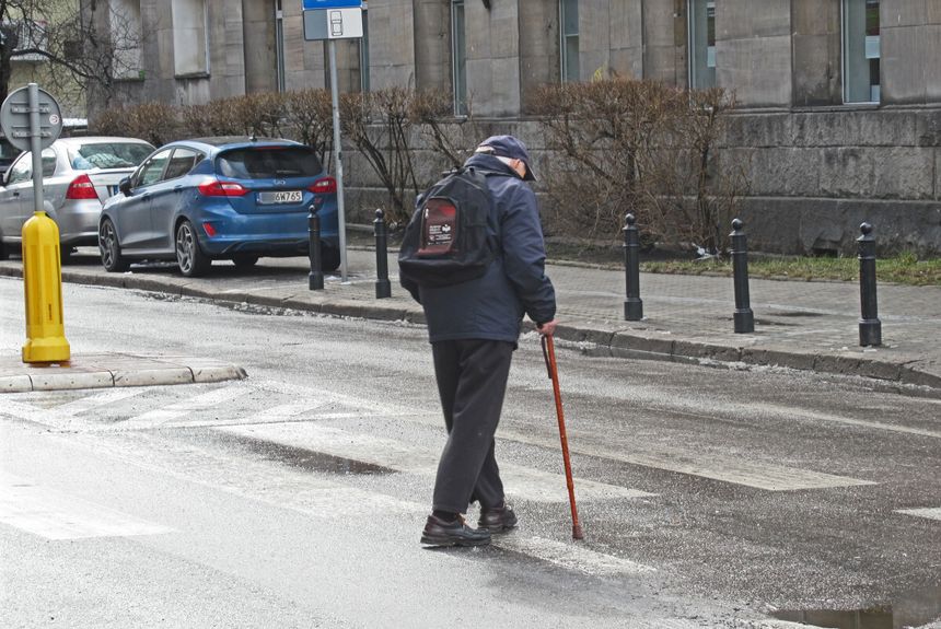 Senior na przejściu dla pieszych