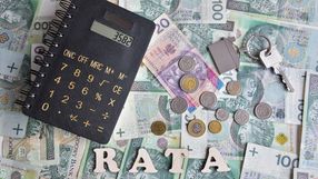 pieniądze, kalkulator i napis rata