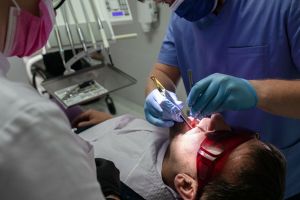 Dentysta wyłudził ponad 1 mln złotych na NFZ. Grozi mu 8 lat więzienia