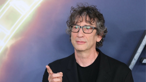 Neil Gaiman w okularach