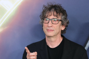 Neil Gaiman w okularach