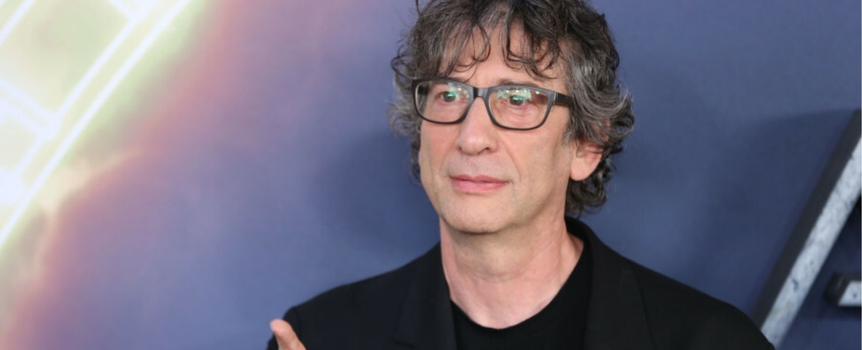 Neil Gaiman w okularach