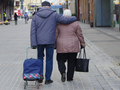 Seniorzy spacerują