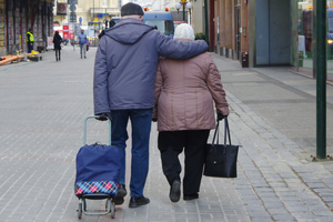Seniorzy spacerują
