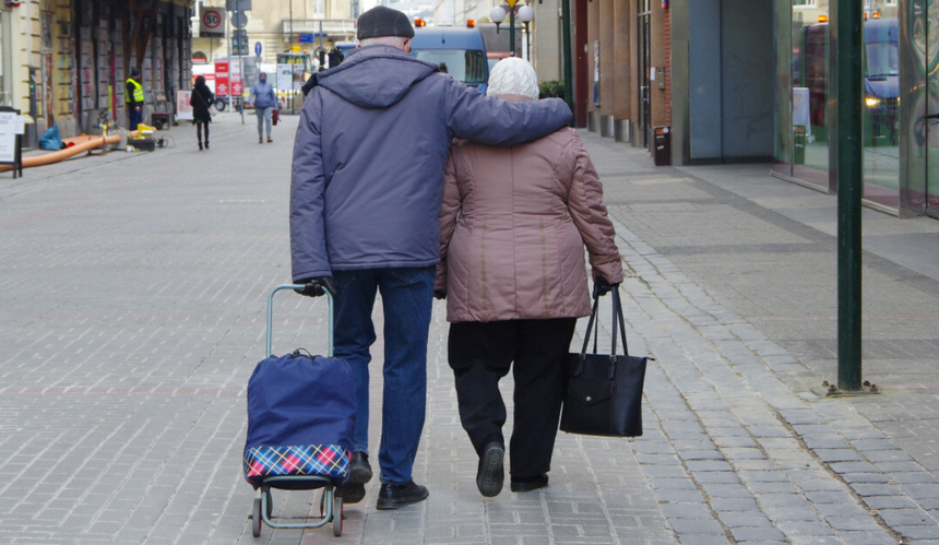 Seniorzy spacerują