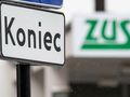 znak "koniec" oraz szyld ZUS