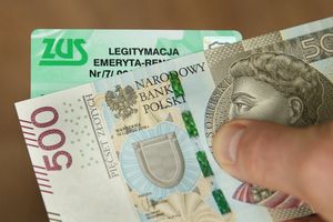 legitymacja emeryta i 500 zł