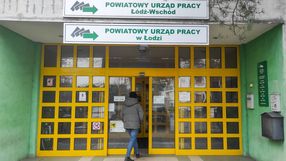 mężczyzna wchodzący do urzędu pracy