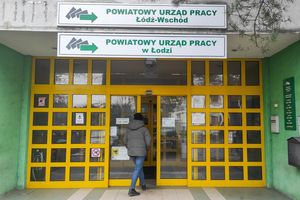 mężczyzna wchodzący do urzędu pracy