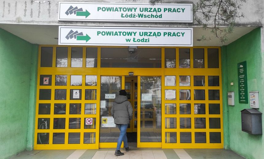 mężczyzna wchodzący do urzędu pracy