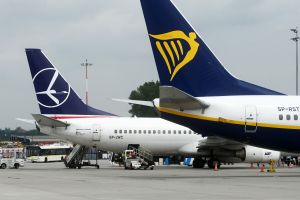 Samoloty LOT i Ryanair na lotnisku 