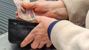 Kobieta płaci przy kasie (zdjęcie ilustracyjne)