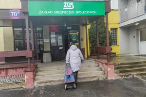 seniorka wchodząca do ZUS