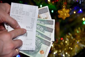 pieniądze i paragon na tle choinki