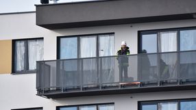 pracownik na balkonie w bloku